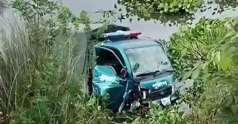 দুর্ঘটনাগ্রস্ত পুলিশের ভ্যান